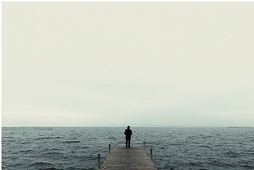 孤独看海的背影图片图片