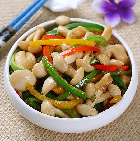 白玉菇从盒中取出,切去根部洗净,每个都掰开; 2.彩椒,700_703