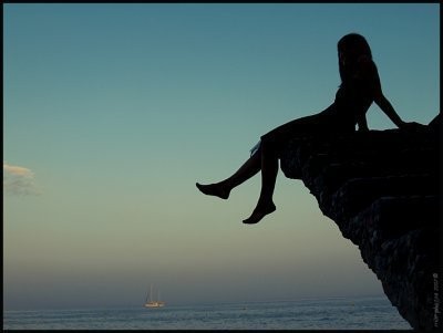 女孩在悬崖边的绝望图图片