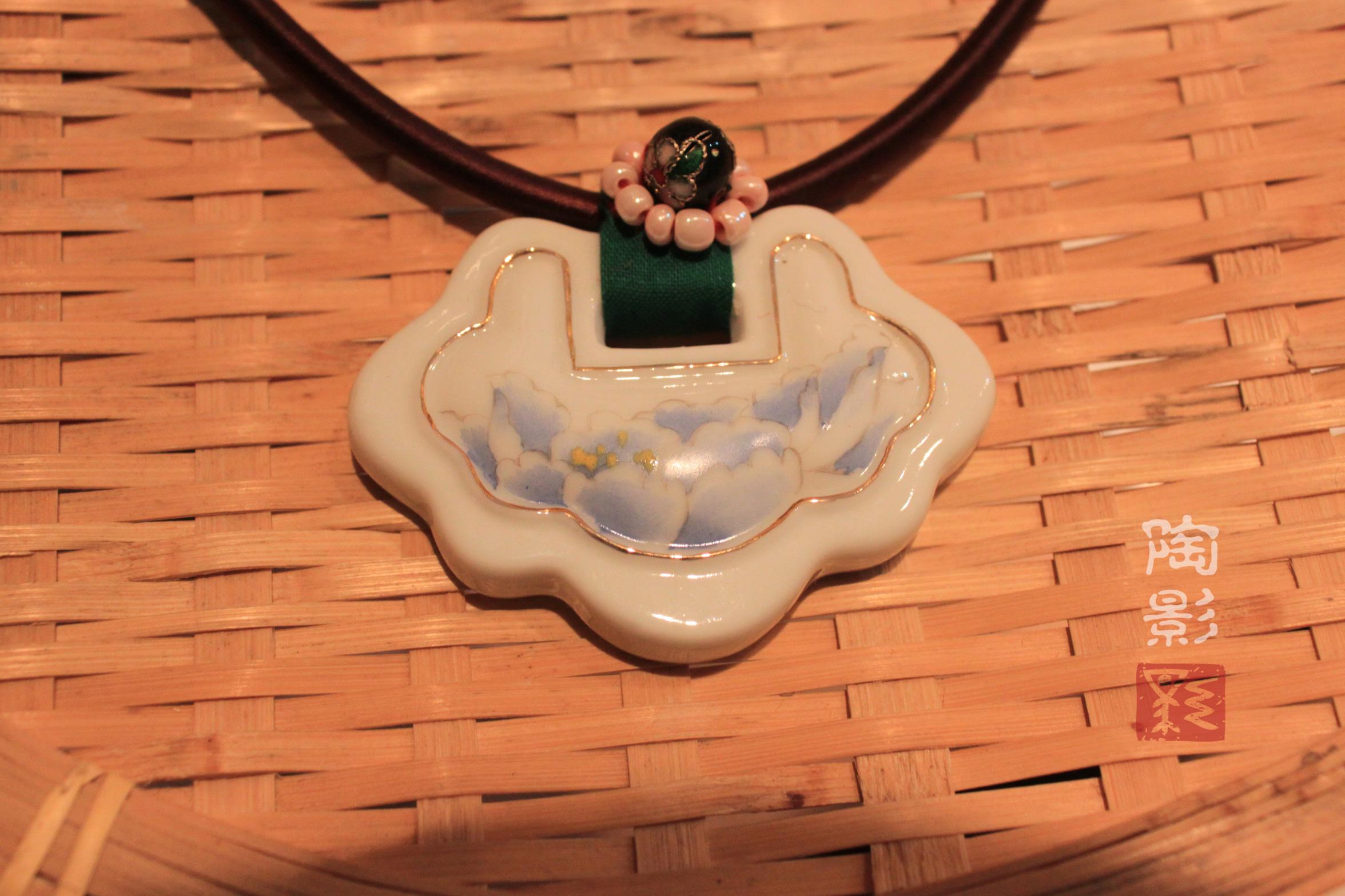 双色可选) 金锁记-蓝 金锁记-橙 设计理念: 长命锁造型,寓意吉祥和