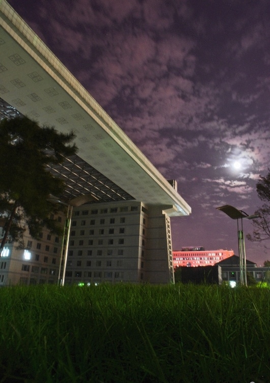 西北民族大学夜景图片