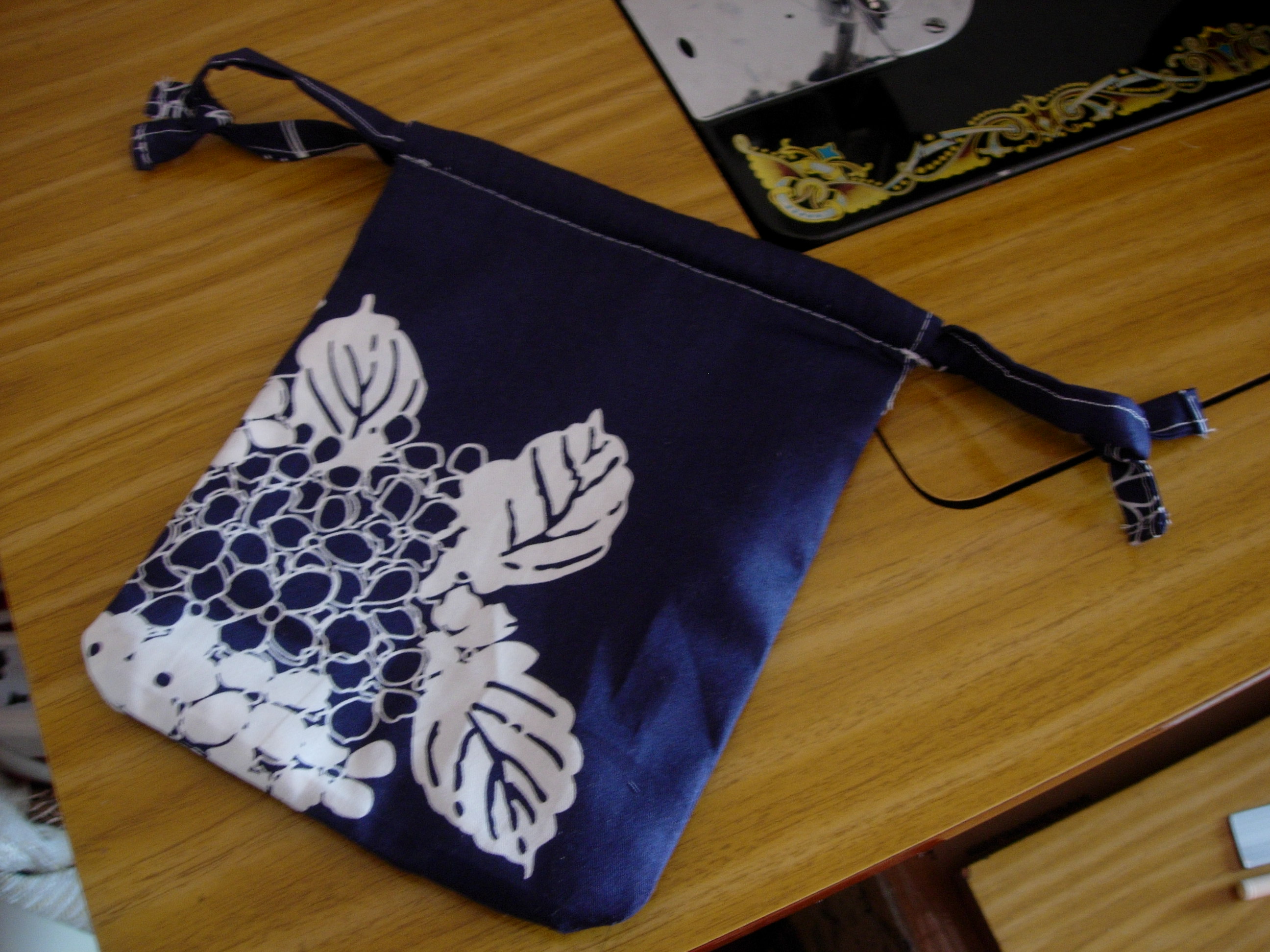 第一个缝纫机作品,蓝色抽绳手袋