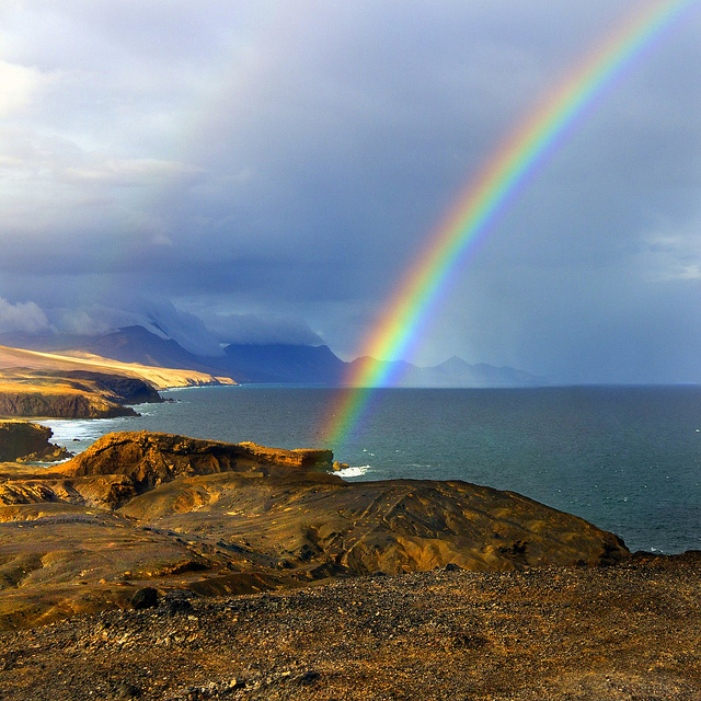 最美的彩虹在海边图片图片
