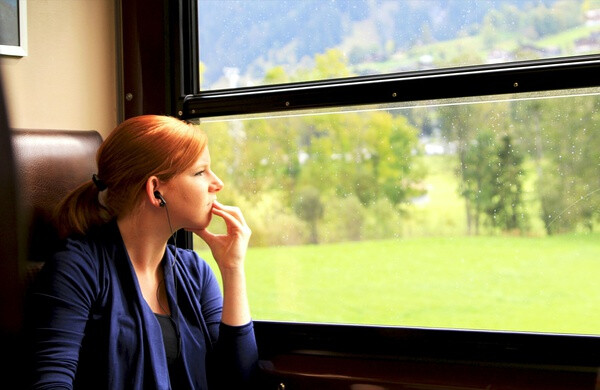 欧铁上的女孩,望着窗外的田园风光静静地出神