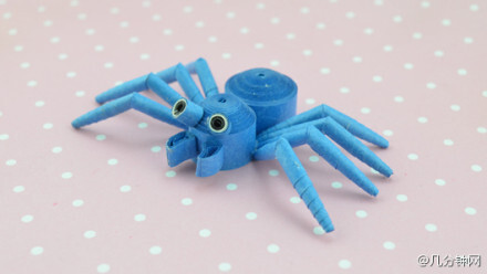 一只蜘蛛一直有个蓝色海洋梦,以为将自己涂成蓝色,就可以在大海生活