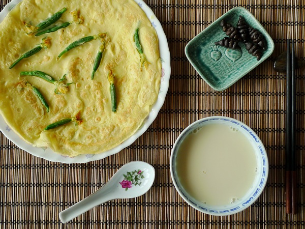 黄瓜花蛋饼 豆浆