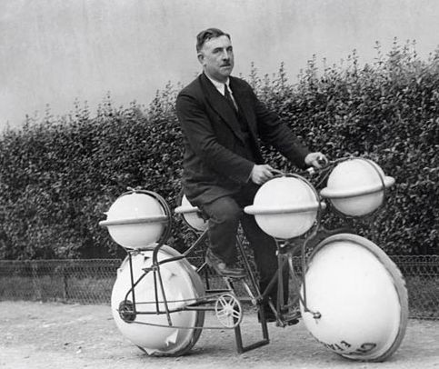 1932年,巴黎人发明了水陆两用自行车cyclomer,它可以承载120榜的重量