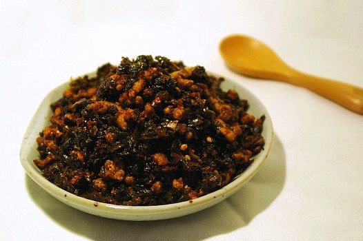 花椒略炒出香,转中火入肉碎迅速炒散,肉开始变白入芽菜转大火爆炒一下