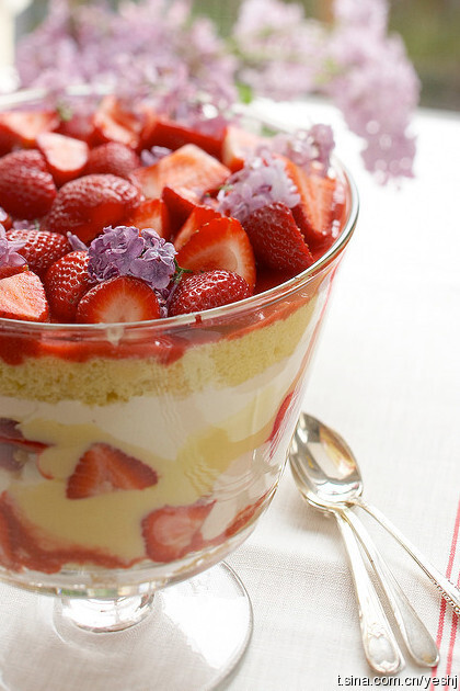 trifle的独特之处在于分层的华丽,一层层不同的配料,一勺挖到底,惊喜