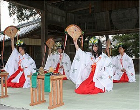 神社里跳神乐舞的巫女