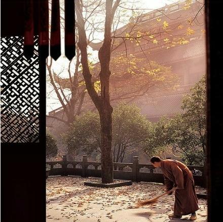 清晨入古寺,初日照高林.曲径通幽处,禅房花木深.