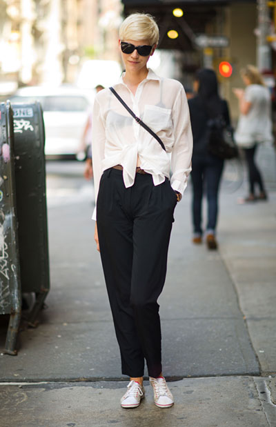 白衬衣,黑裤子.