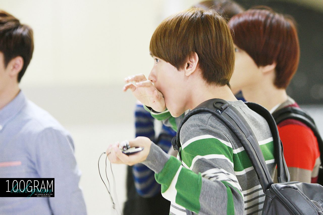 100gram 120909 #最珍贵的边伯贤# 打哈欠咬手臂你是始创啊.