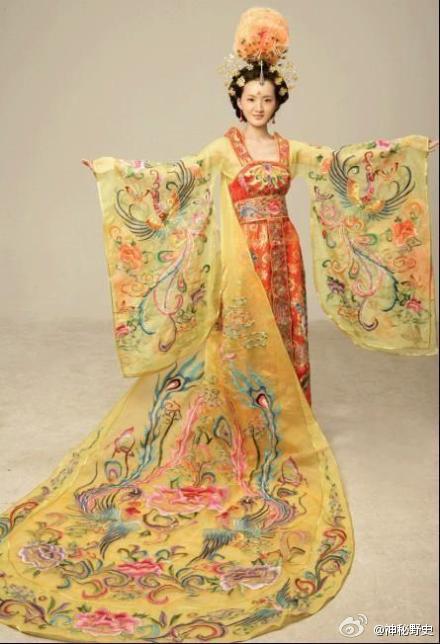 【古代穿裙子的讲究】清朝时,红色的裙子不是每个女人都能穿的.