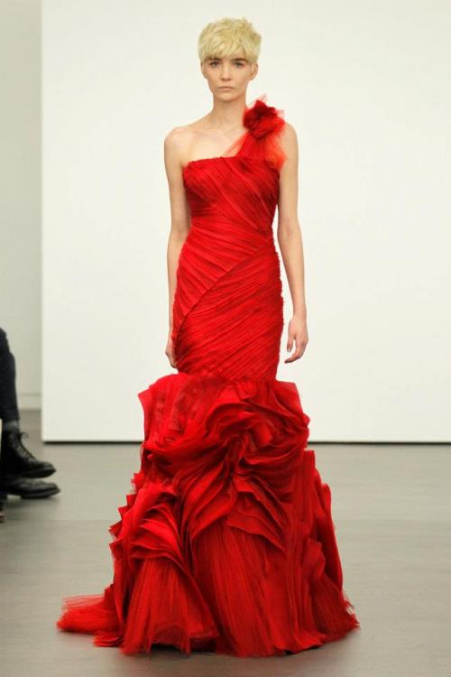 vera wang2013春夏款,今年的主题是大红色,和中国传统婚礼服装一样的
