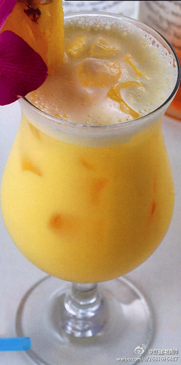 将冰块,糖浆,蛋黄,菠萝汁,橙汁,威士忌依次放入摇壶