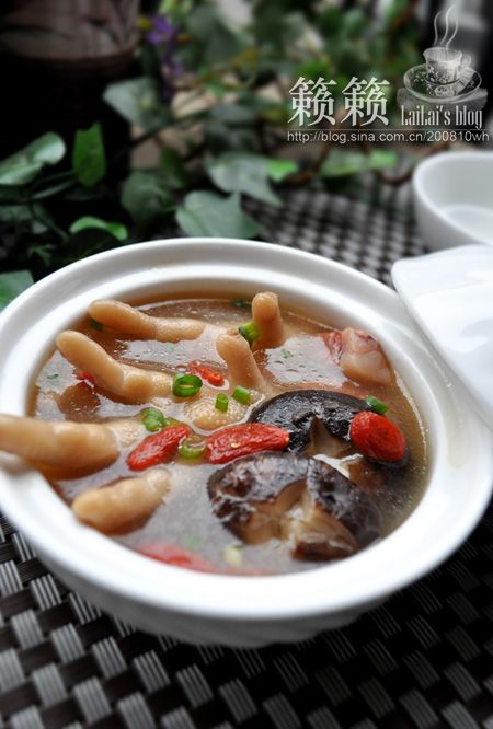 香菇枸杞鸡脚汤 主料 鸡爪 辅料 干香菇 枸杞 火腿 花椒粒 小葱 葱白