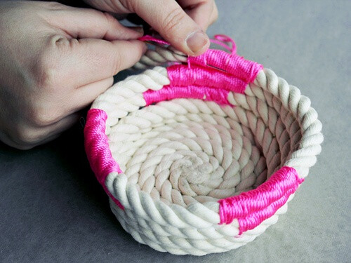 3,为了储物罐完成后更漂亮呢,可以在麻绳上绕上彩色的尼龙绳做装饰哦