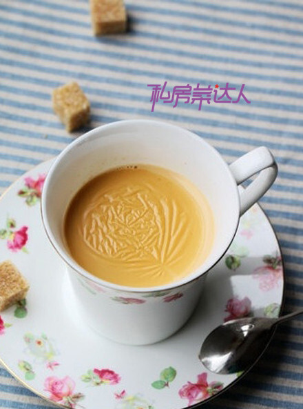 【自制奶茶】做法:1,倒入500g 的纯牛奶,放入适量红茶,再放入炼乳和淡
