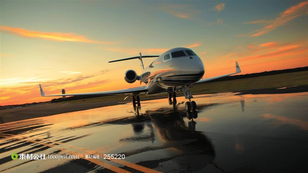 夕阳下刚刚降落在跑道上的飞机工业科技图片素材