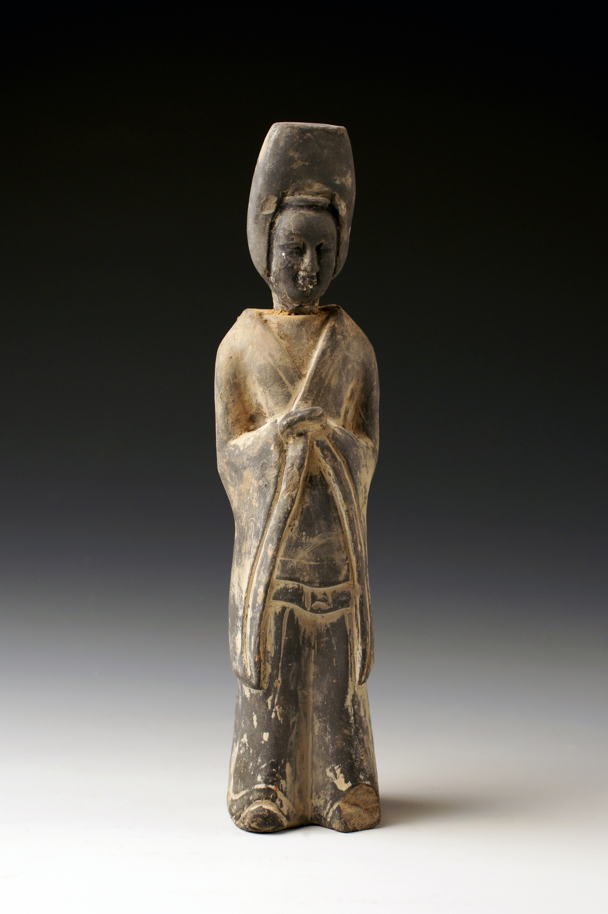 北朝黑陶笼冠女俑