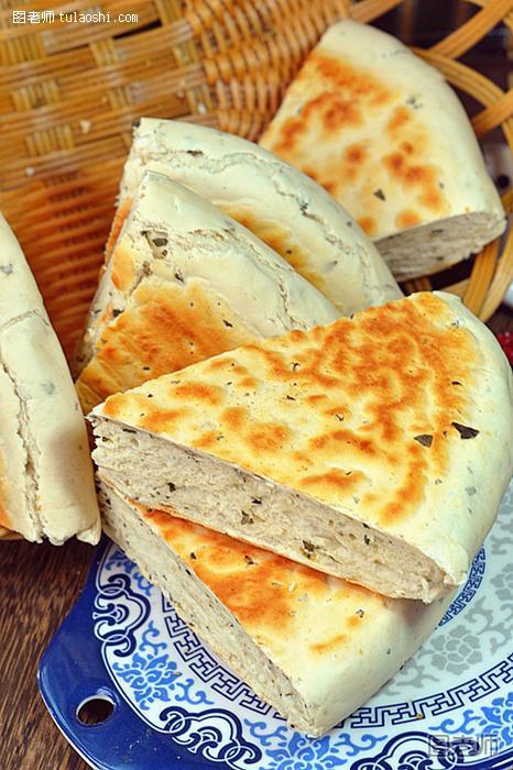陕西锅盔具有干,酥,白,香的特点,是陕西人最爱的"馍",他们日常生活中