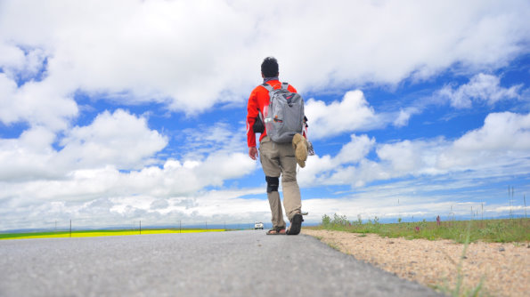徒步走在这样看不到边际的道路上,路在脚下,路在远方,旅行和不是用