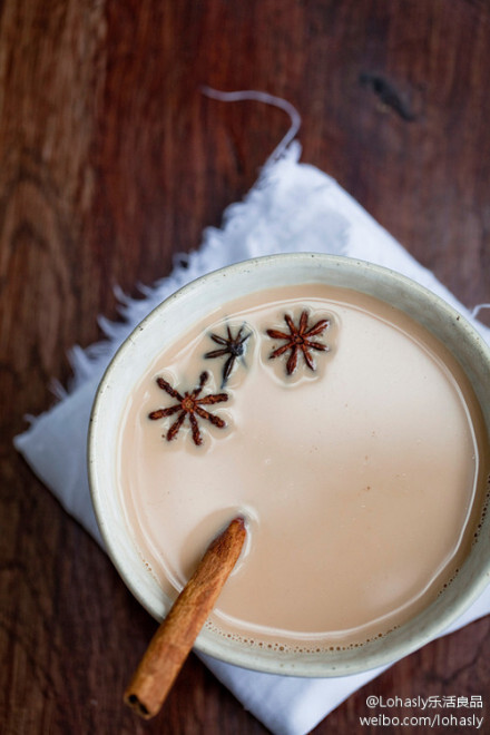 做奶茶时,你喜欢先倒牛奶还是红茶?