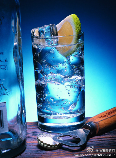 【伏特加汤力vodka tonic】简单易做的开胃鸡尾酒~材料:伏特加1.