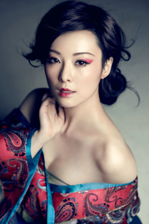 袁立妩媚性感复古写真 表现别样中国风 - 倾.jpg
