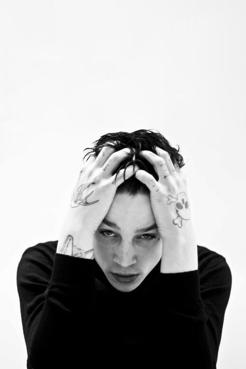 阿什·斯戴梅斯特 (ash stymest) 的成名十分幸运,他是hedi slimane