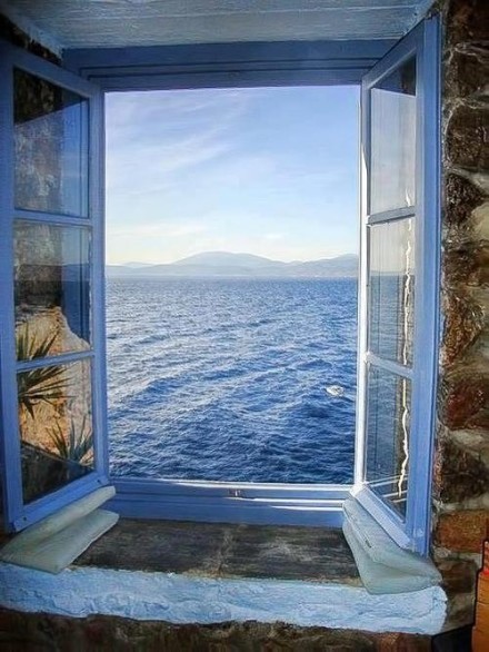 打开窗就是一片海蓝蓝,好美!(希腊,托里尼岛)
