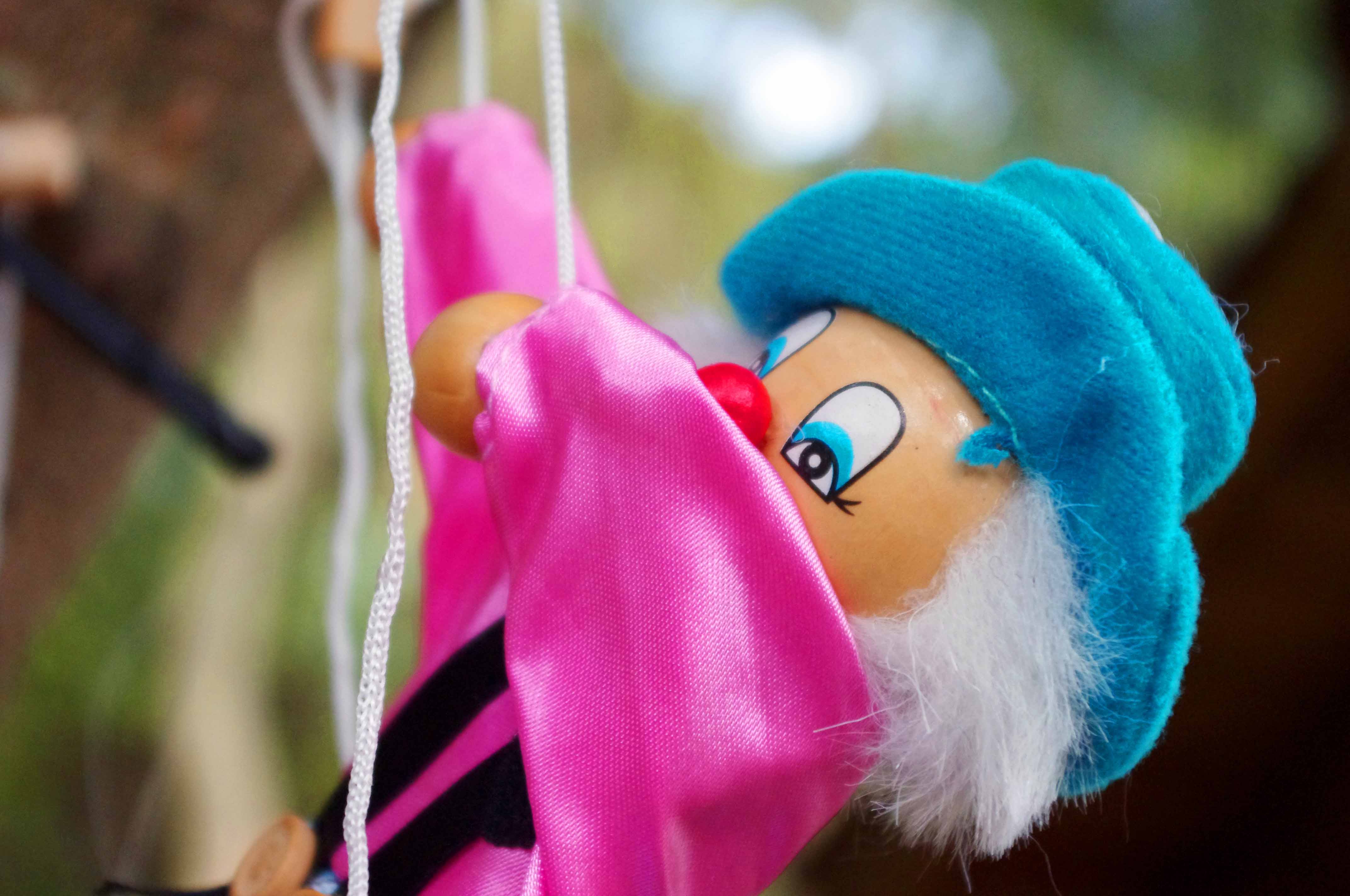一家人在泉州清源山旅游时发现的,提线木偶