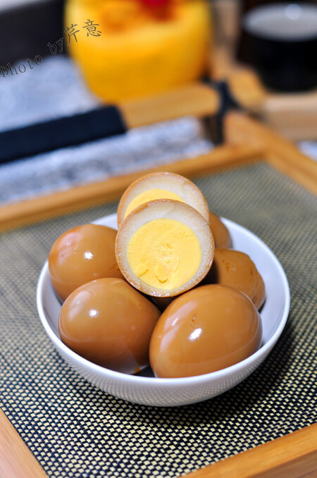 日式拉面馆里吃到的溏心卤蛋,颜色,口味都很独到,尤其是那种淡淡的