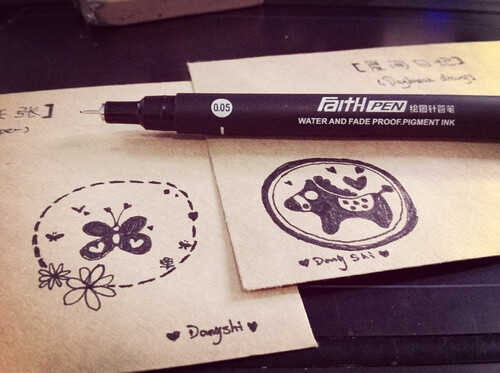 在信封上画上小娃娃儿更有爱哟