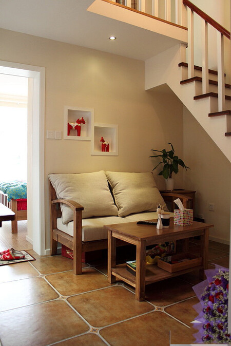 小客厅,小沙发,小楼梯,一切都是小
