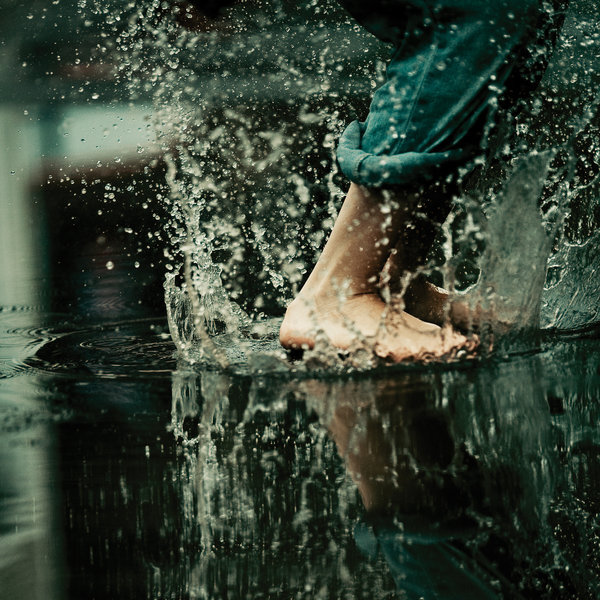 下雨天赤脚趟水图片