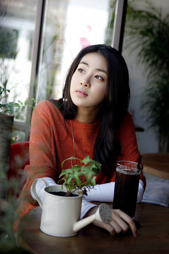 2011年,姜素拉参演的电影《阳光姐妹淘》(《sunny》)上映,尽管是群戏
