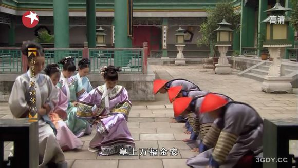 从这张我才看出来,原来碎玉轩有两个门,皇上进来的是正门,对面那红色