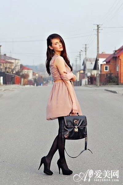 搭配tips:粉色雪纺连衣蓬裙 黑色高跟鞋 黑色公文包