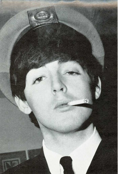 保罗麦卡特尼抽烟图片