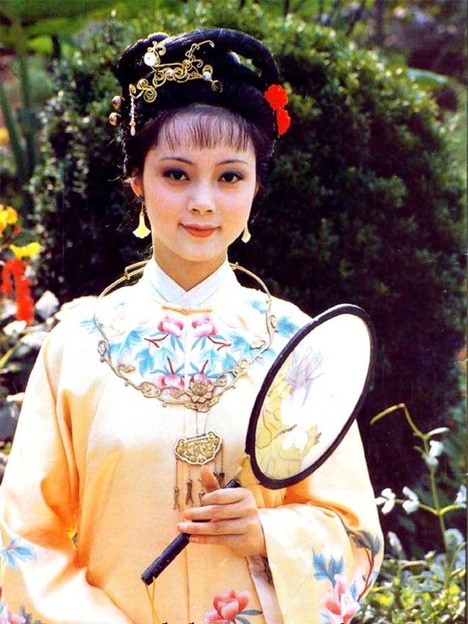 翠凤毛翎扎帚叉,闲为仙人扫落花. -----------《邯郸梦》《红楼梦》