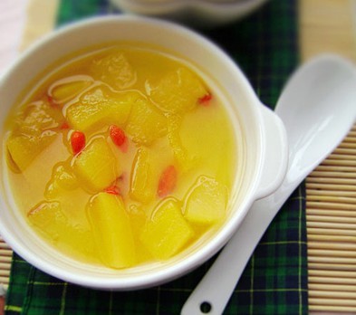 南瓜糖水 原料:南瓜400克,枸杞子5克,冰糖适量.