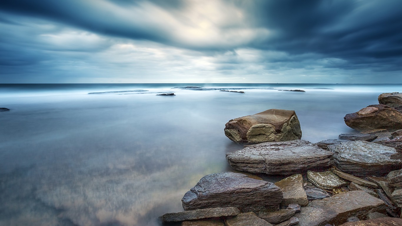 the ocean 我指着大海的方向