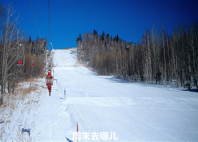 位于吉林省安图县二道白河镇,滑雪场以长白山16峰为依托,南有天池,二