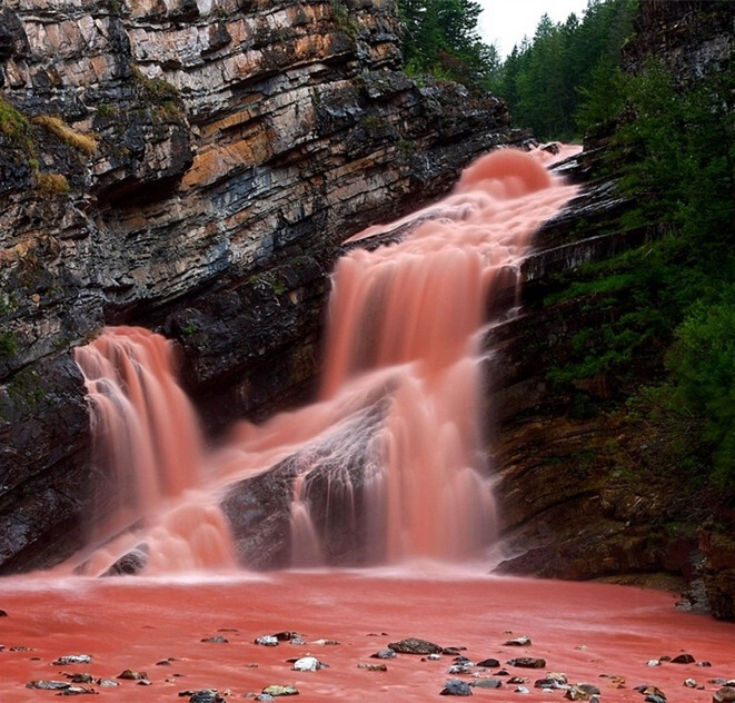 由于雨水冲刷一种叫做argolite的红色水中沉积层,卡梅伦瀑布的水