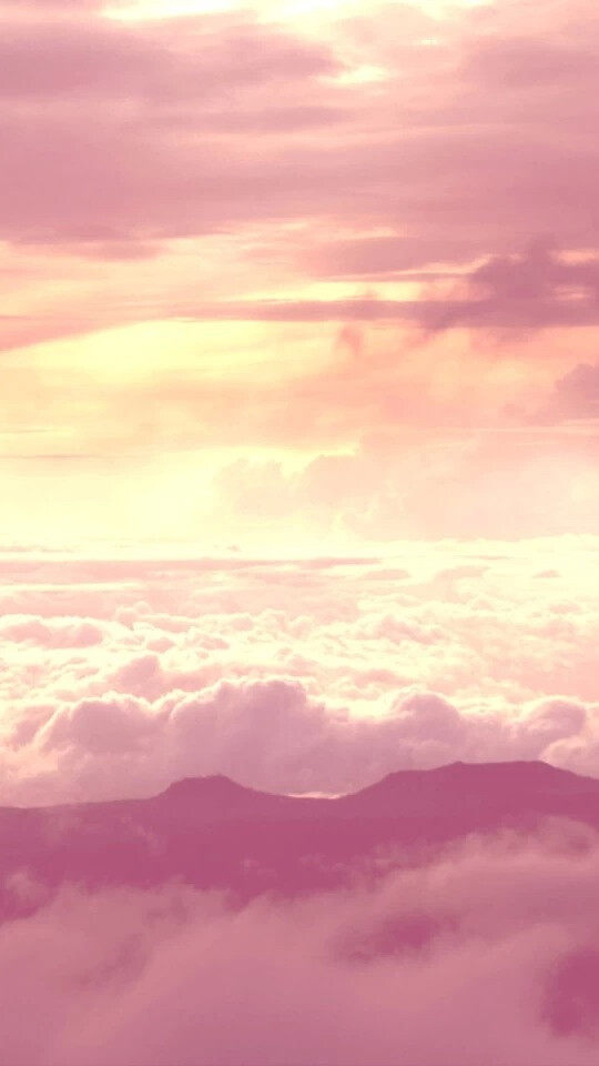 粉色的天空 漂浮云端