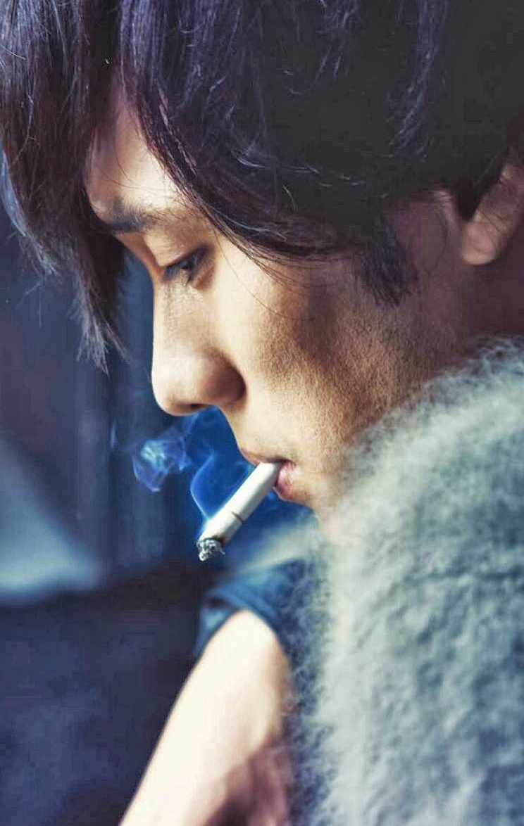 苏志燮抽烟写真图片