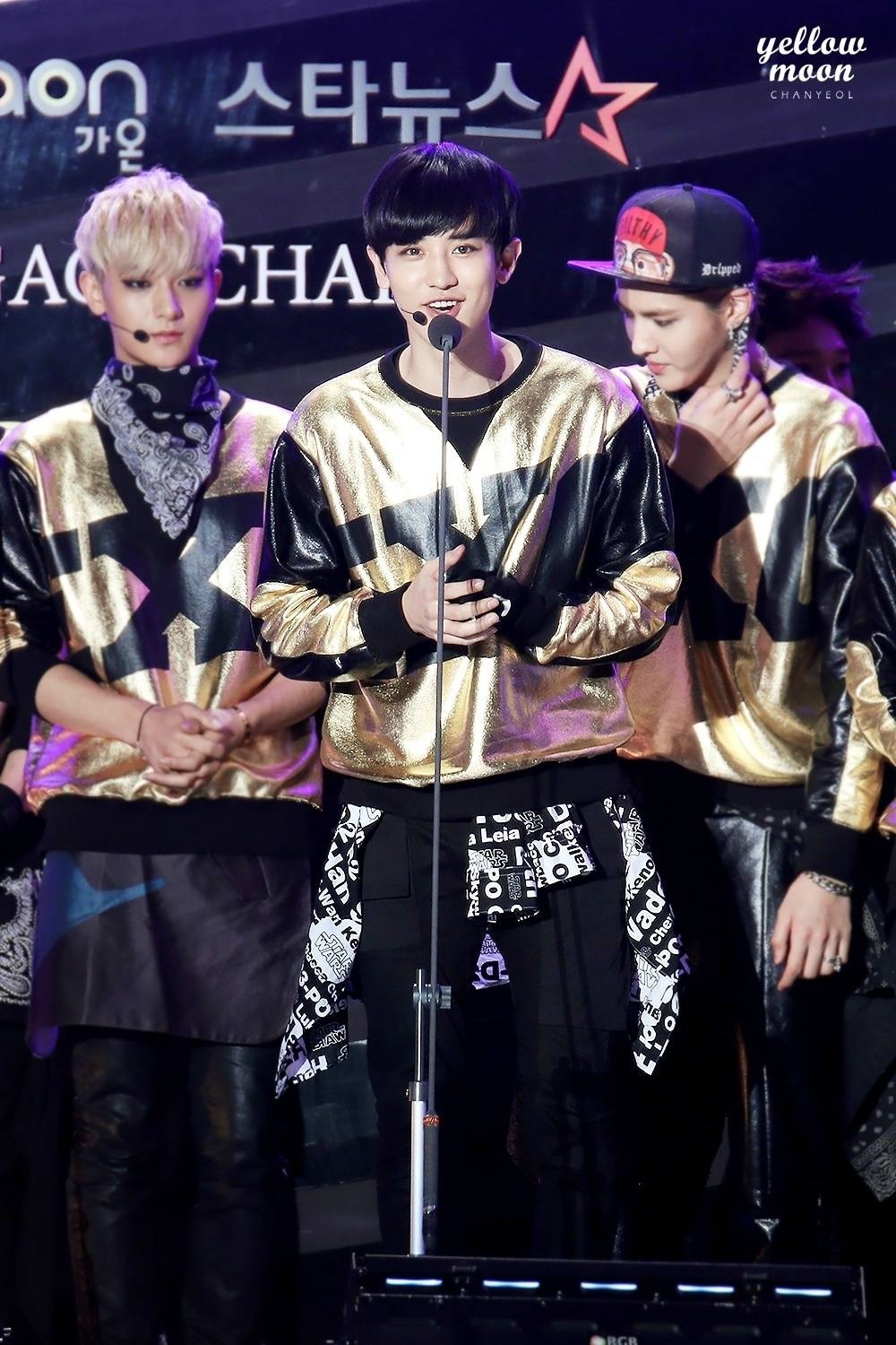 exo 朴灿烈 新的打歌服土豪金,个人感觉一般,就收了一张图