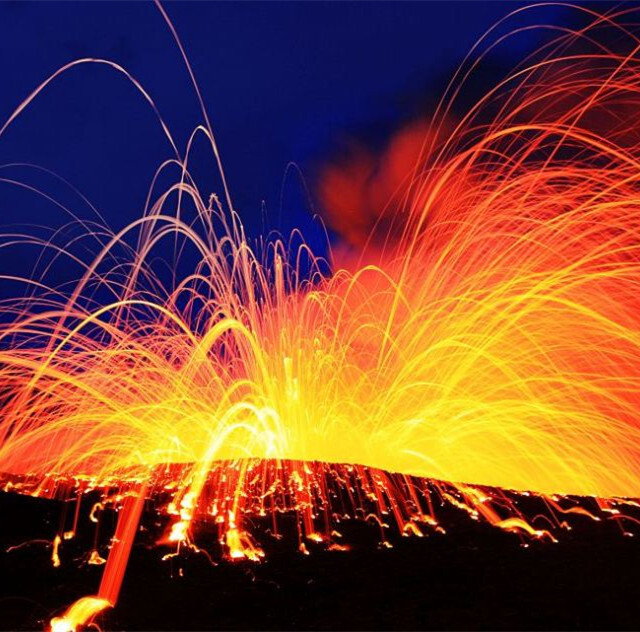 火山爆发时火焰从水中喷射出来,愤怒的岩浆四处飞溅.